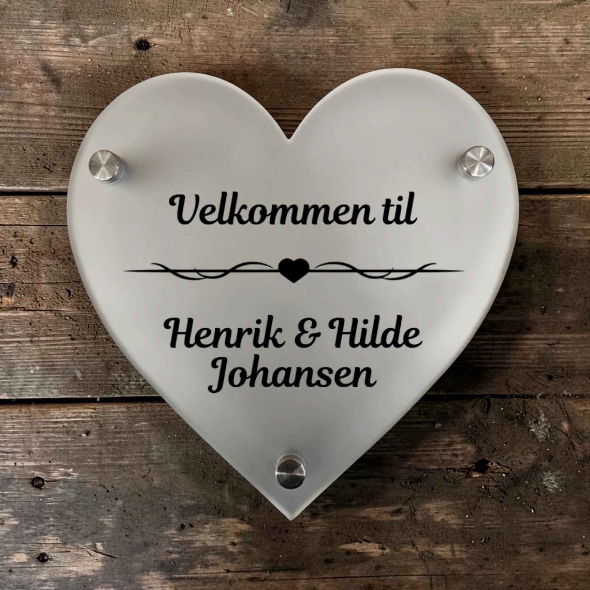 Dørskilt hjerte i Frostet Akryl - personlig gave fra Fjellgave