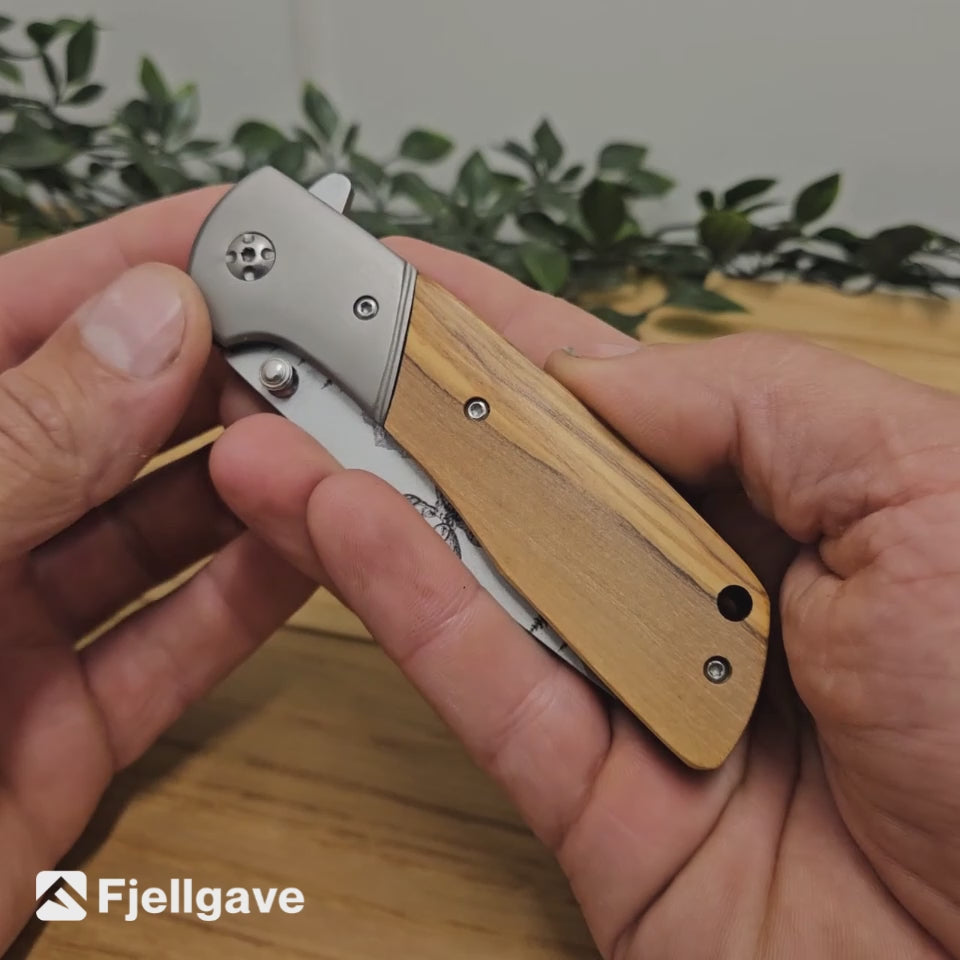 Produktvideo av Foldekniv Elg med trehåndtak, elgmotiv og personlig gravering